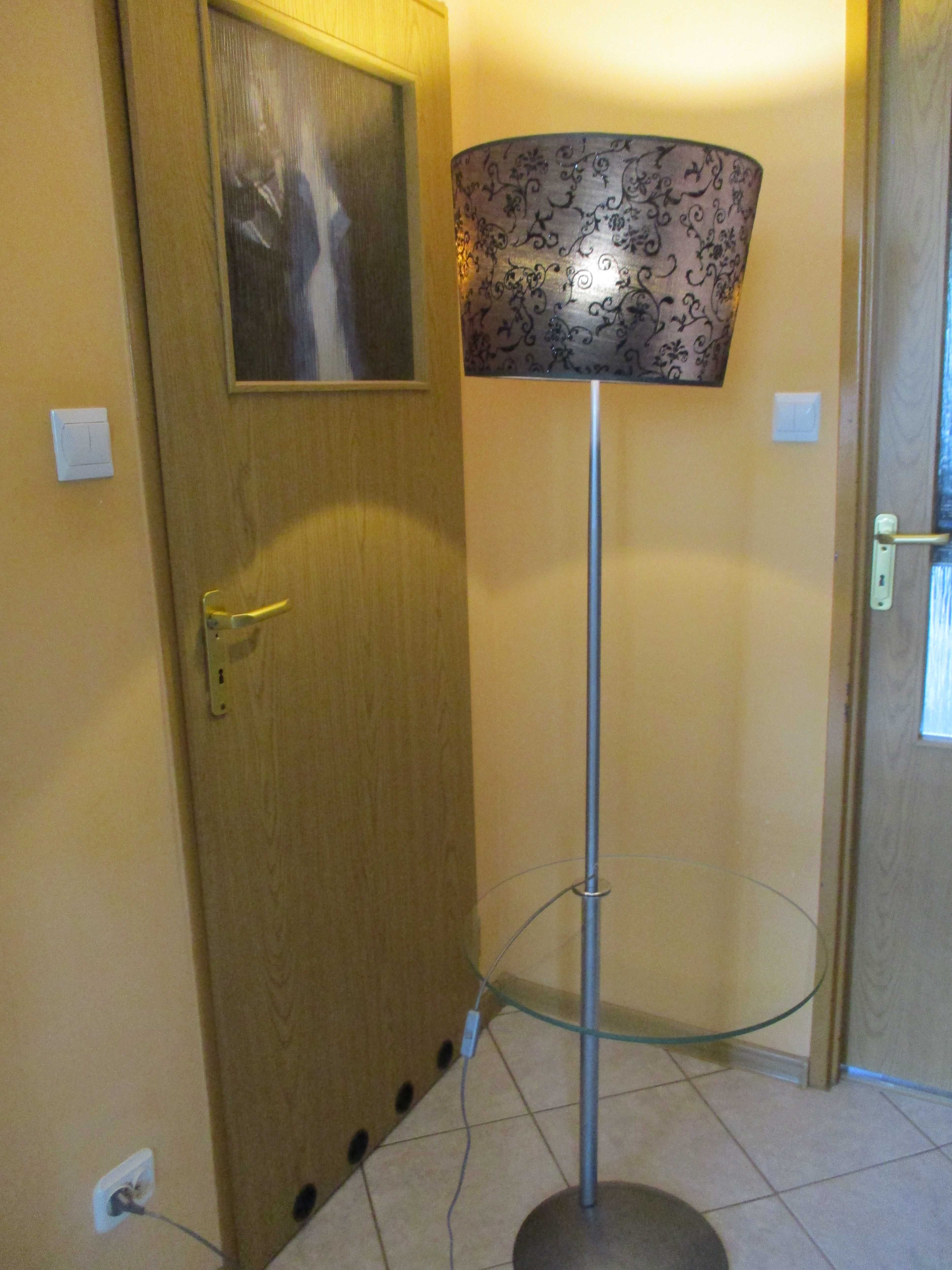Lampa  stojąca ze szklaną okrągłą półką.