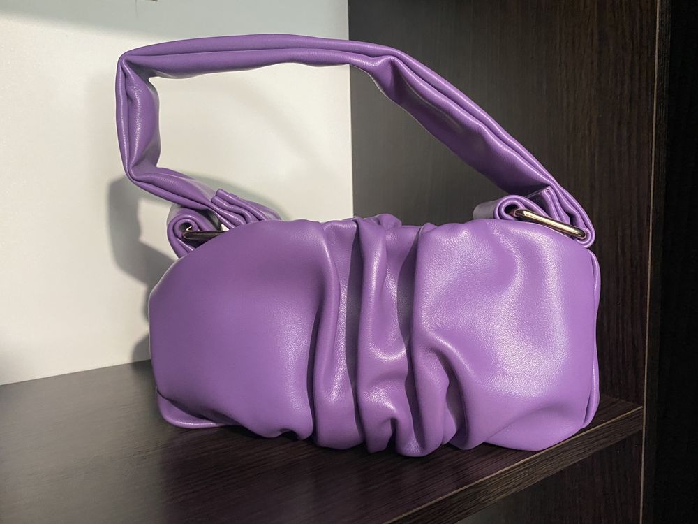 Фиолетовая сумка багет