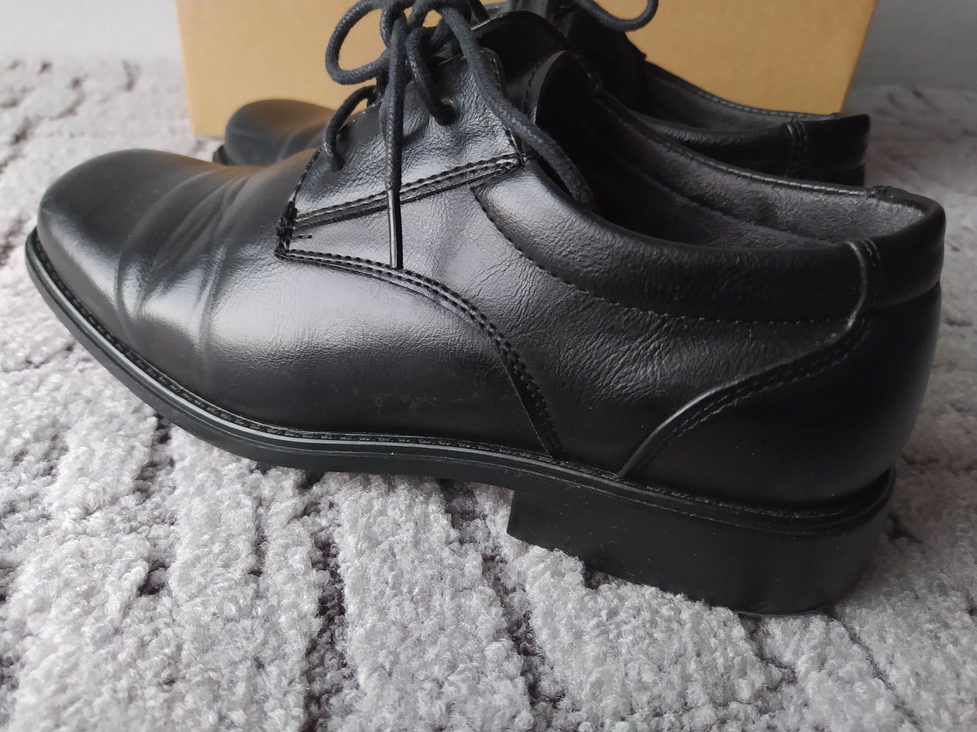Buty na Pierwszą Komunię rozm. 35 stan Bardzo Dobry