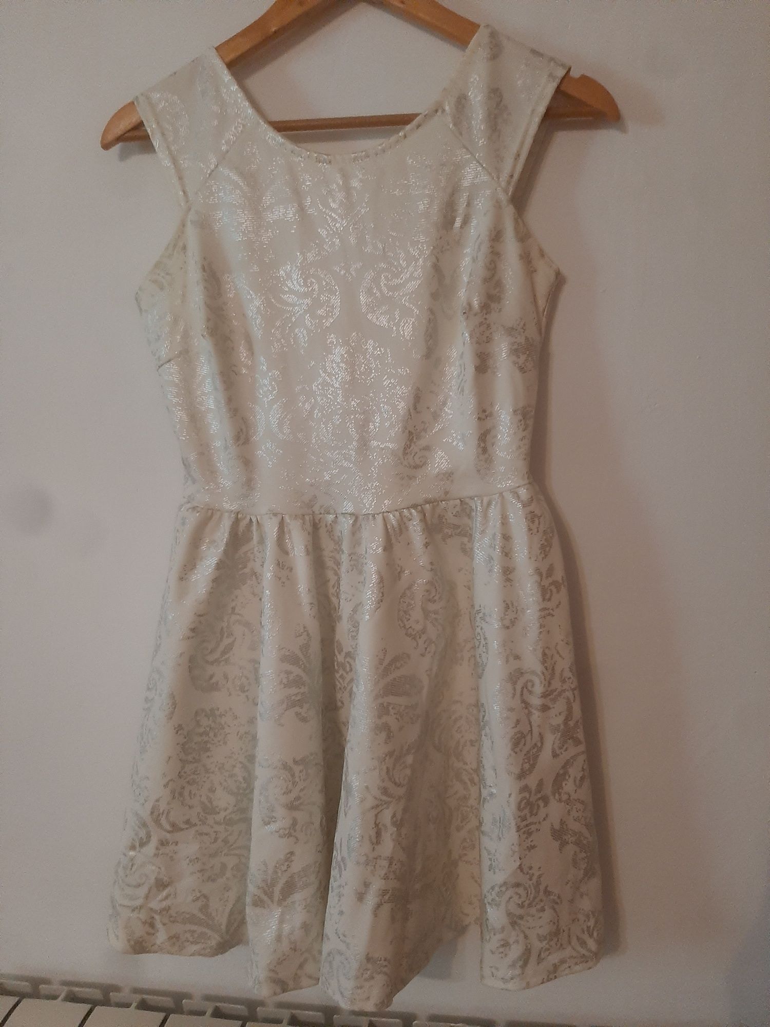 Elegancka biała sukienka (rozmiar XS)