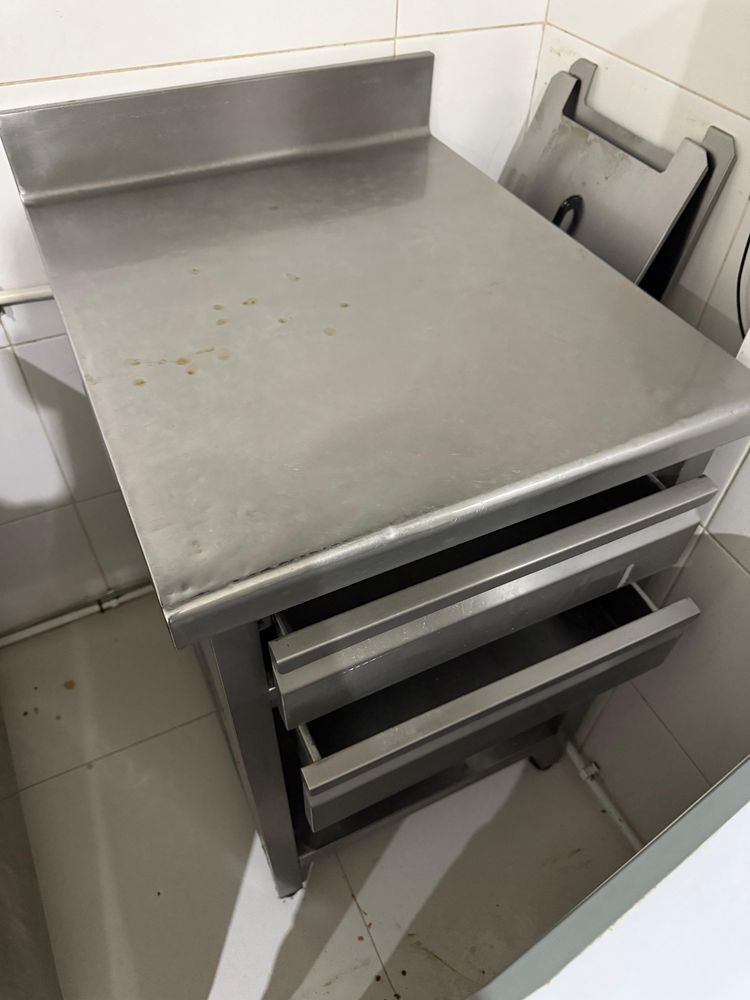 Escaparate com 2 gavetas