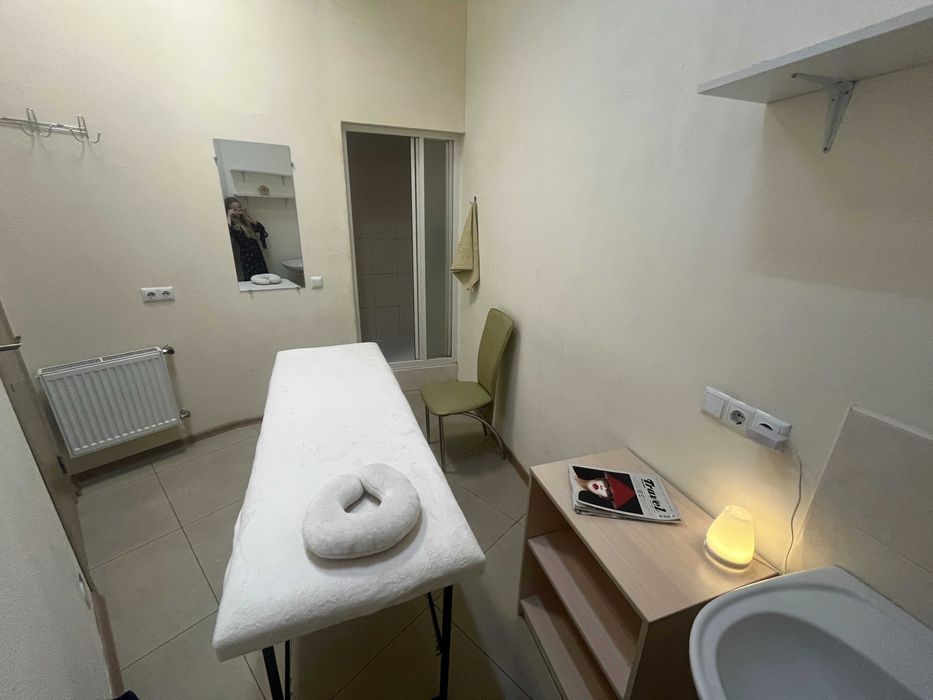 Кабінет з душем у салоні на Набережній Перемоги погодинно/по днях