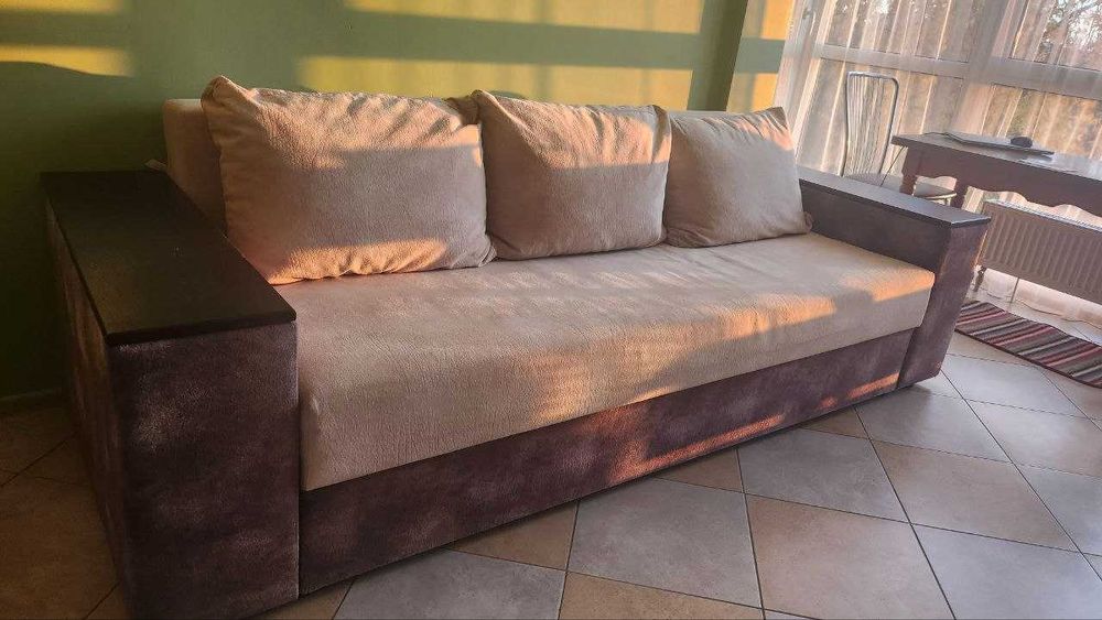 Диван єврокнижка з двома нішами та дерев’яними підлокітниками