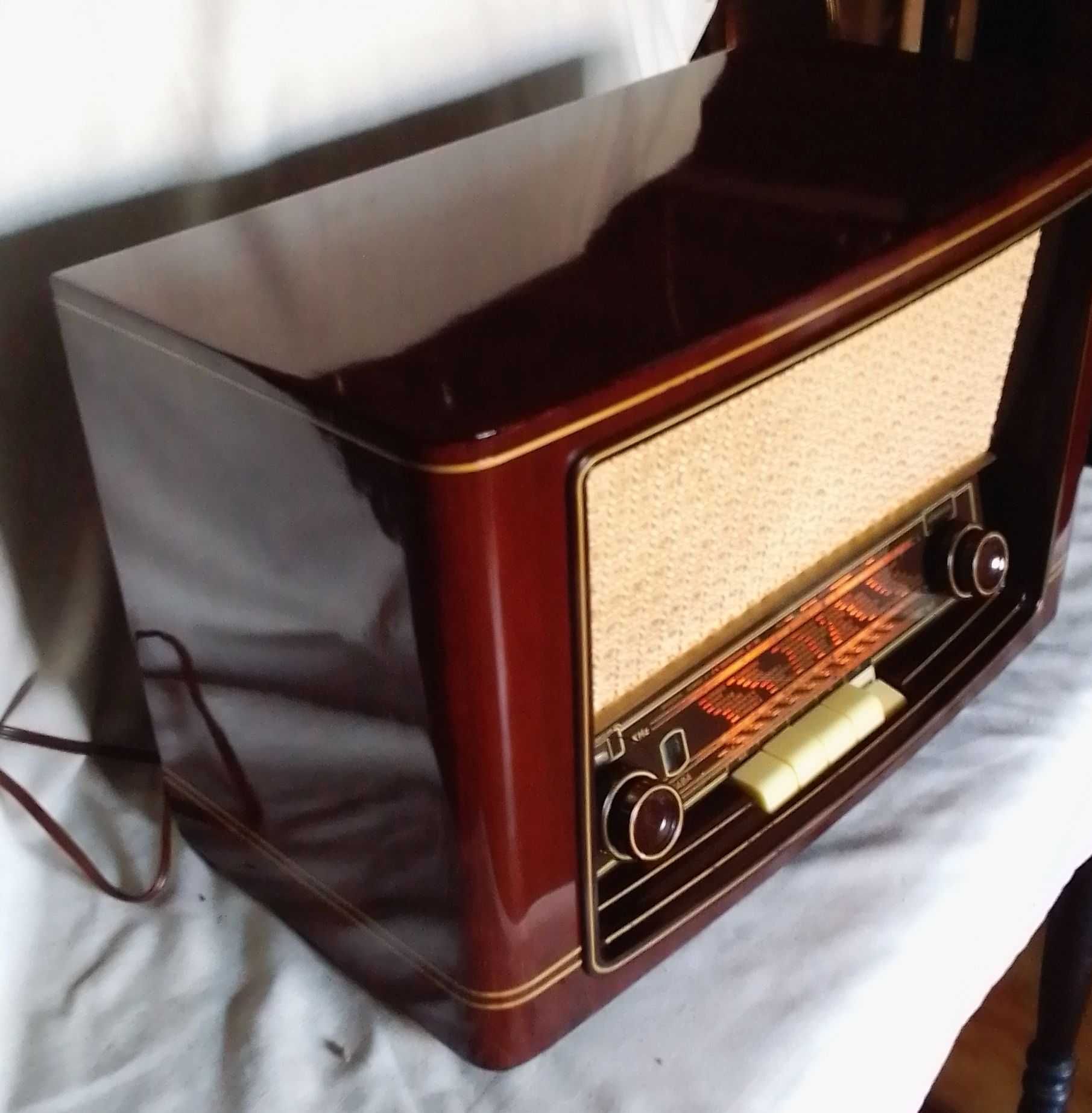 Radio antigo Saba mainau W4 restaurado