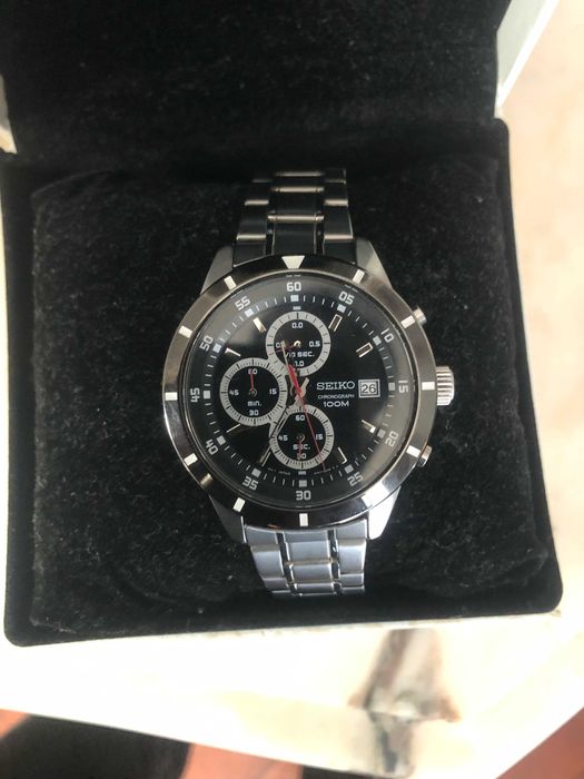 relogio pratiado com detalhes pretos e vermelho marca seiko