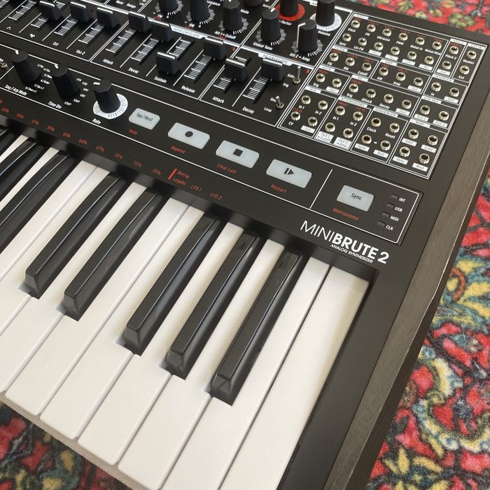 Sintetizador Arturia Minibrute 2 Noir - COMO NOVO