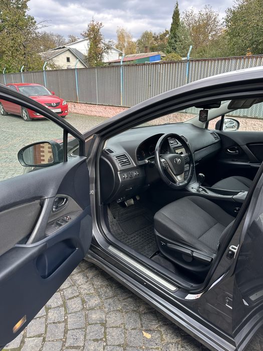 Toyota Avensis 2011 рік