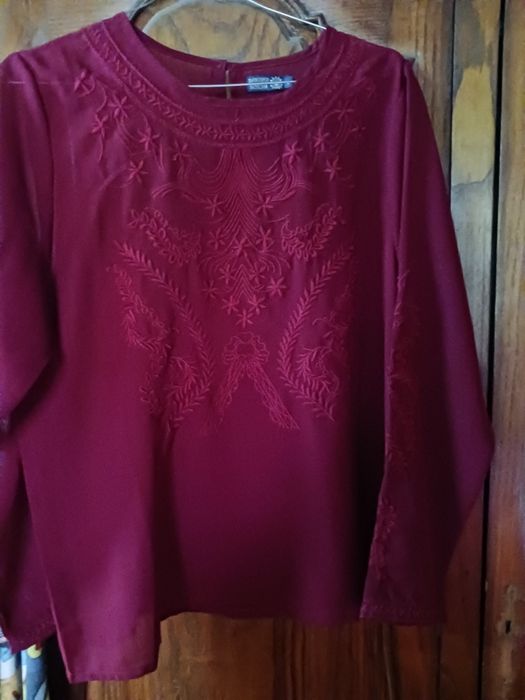 Vendo túnica vermelho escuro