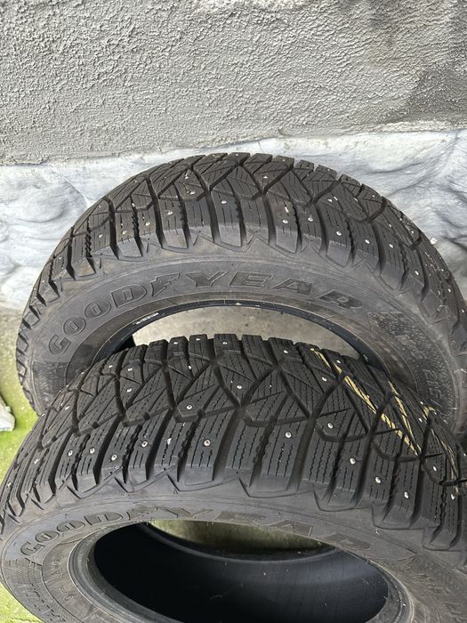 Goodyear UltraGrip 600 215/65 R16 98T