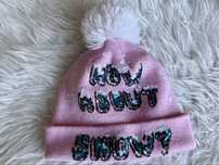 Różowa czapka z pomponem z cekinami i napisem How About Snow