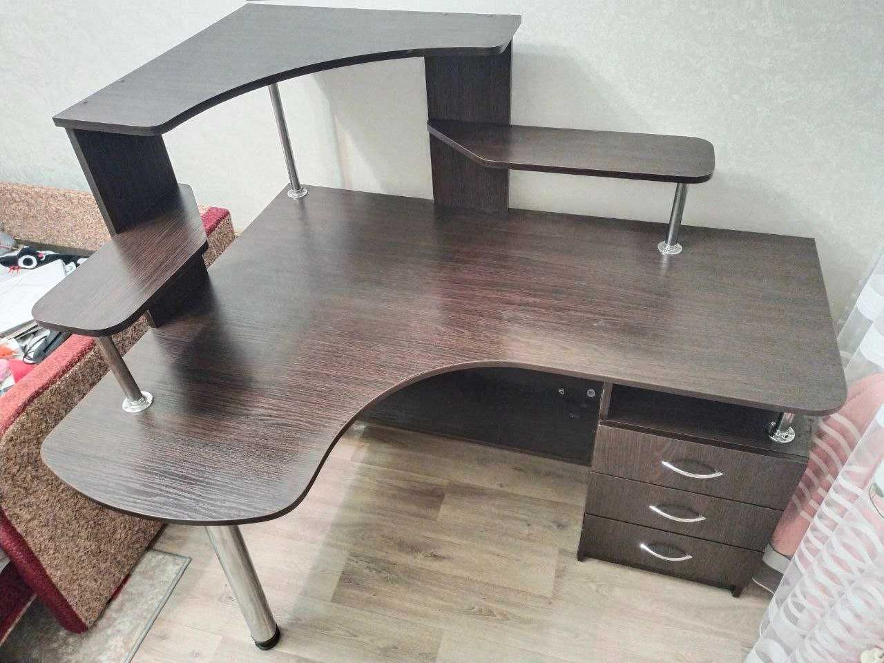 Комп'ютерний кутовий стіл з шафами