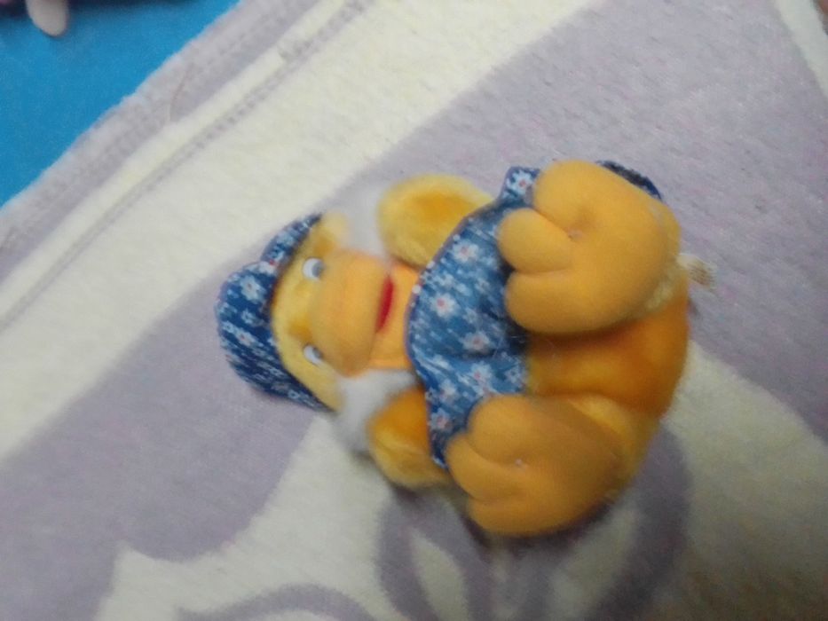 Vários peluches e brinquedos