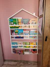 Półka dziecięca na książki w kształcie domku