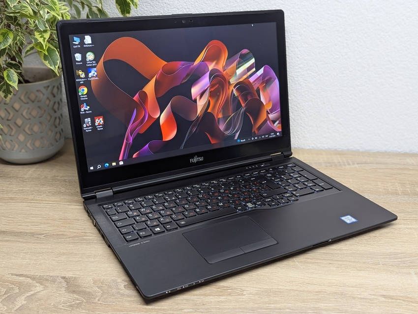 Продаю Fujitsu U758. 4ядра. Має сенсорний екран, підсвітку клавіатури.