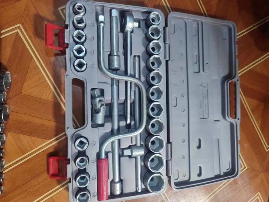 Пластиковый чемодан с ручкой