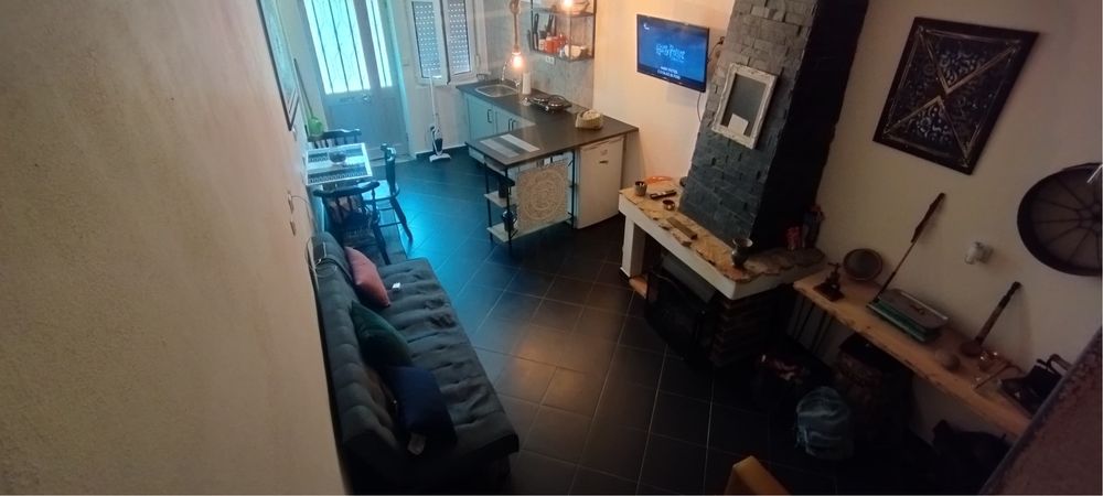 Vende-se pequena e acollhedora casa em cortes do meio