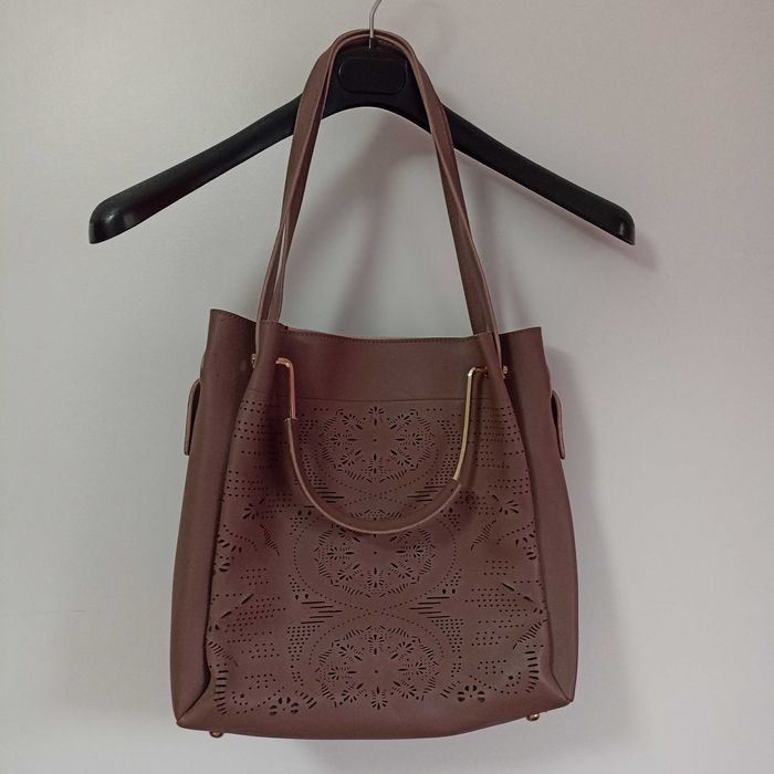 Mala/saco lilás, com pegas e alças