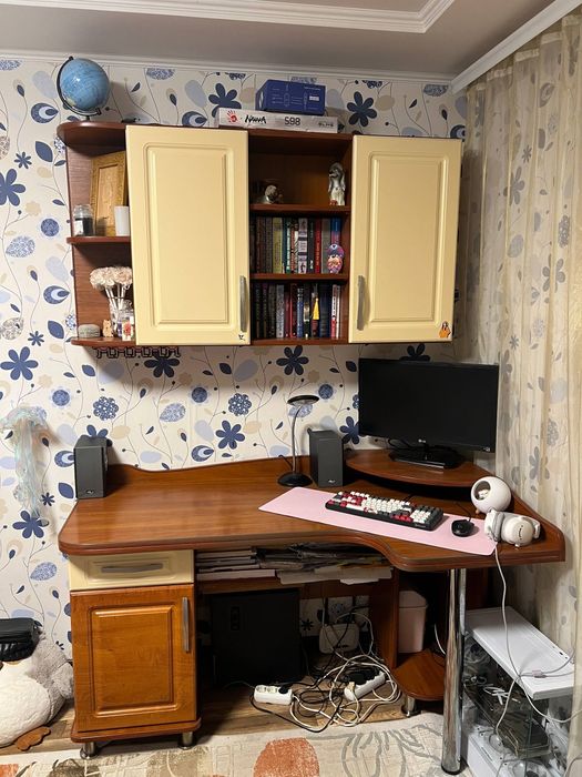 Комп'ютерний стіл з тумбою