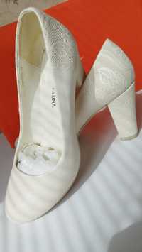 Білі весільні туфлі