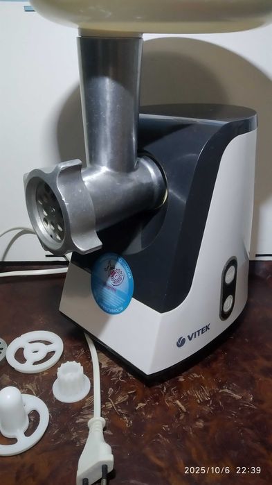 Електрична м'ясорубка Vitek VT-1675