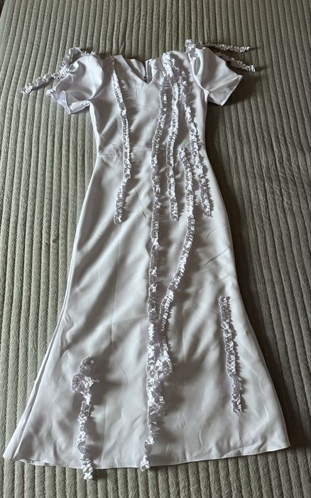 Біла святкова сукня з рюшами