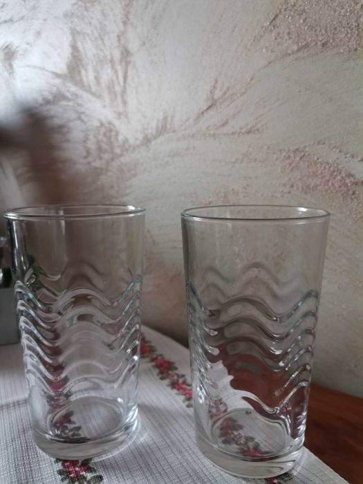 Dwie szklanki przezroczyste