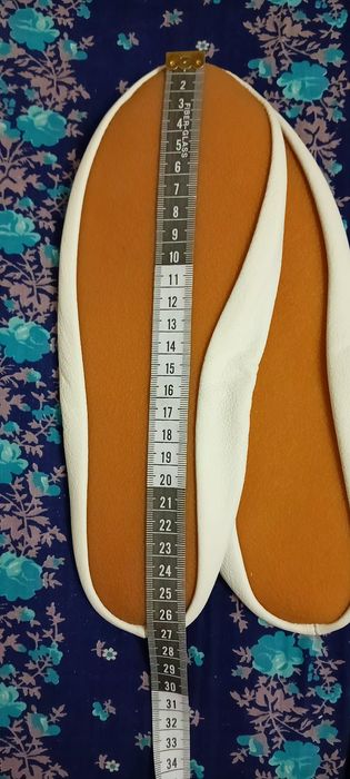 Шкіряні чешки, 39 та 40розмір. Спеціальна прогумована підошва.