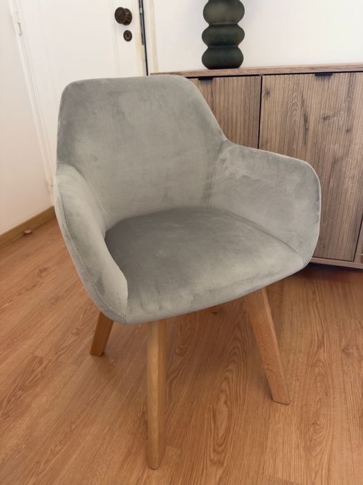 4 Cadeiras - estilo moderno - muito pouco uso - 120€