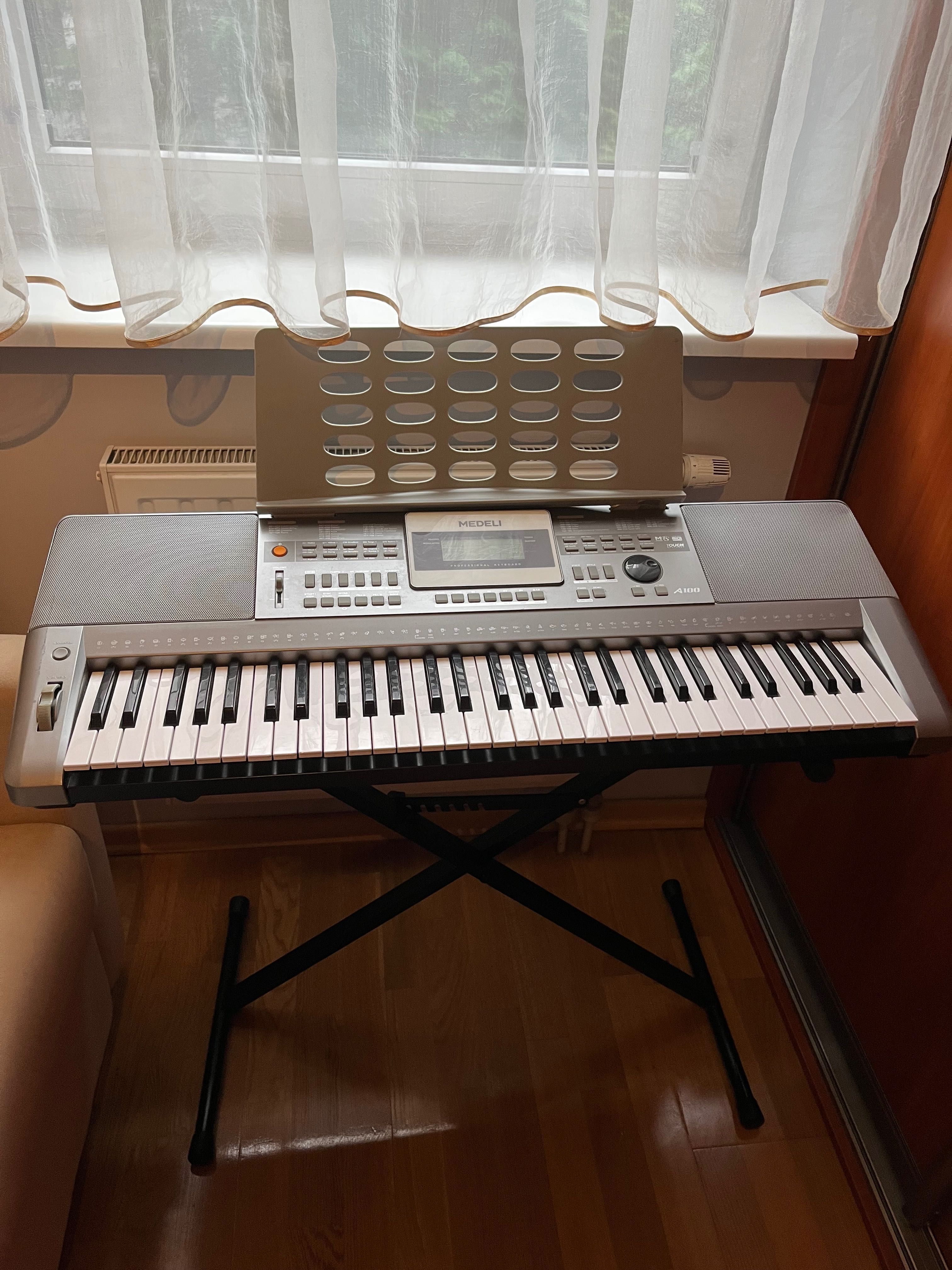 Medeli A100 Keyboard Piano + Stand – Great Condition!