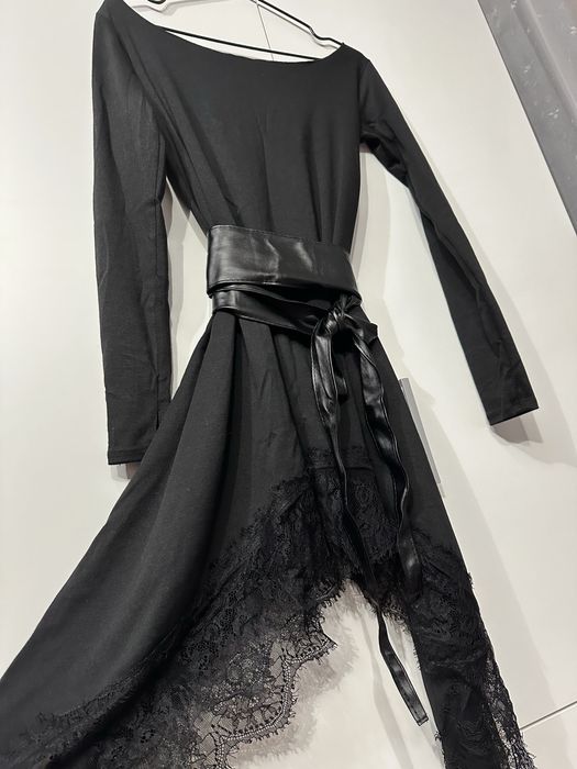 Платье голые плечи с поясом, рукав перчатка S-M