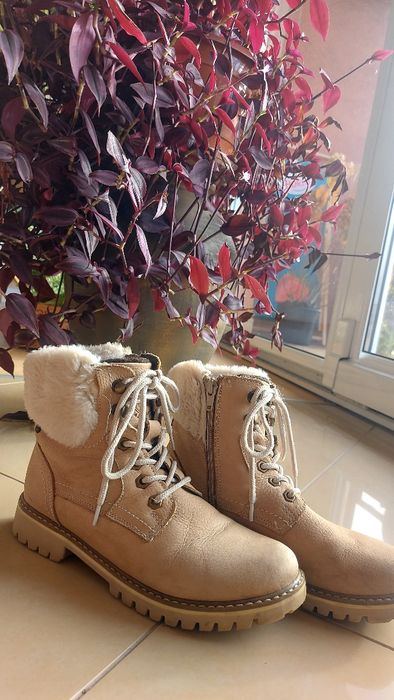 Beżowe śniegowce z białym sztucznym futerkiem Lasocki Young rozm. 37