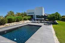 Moradia contemporânea V4 com piscina e grande...