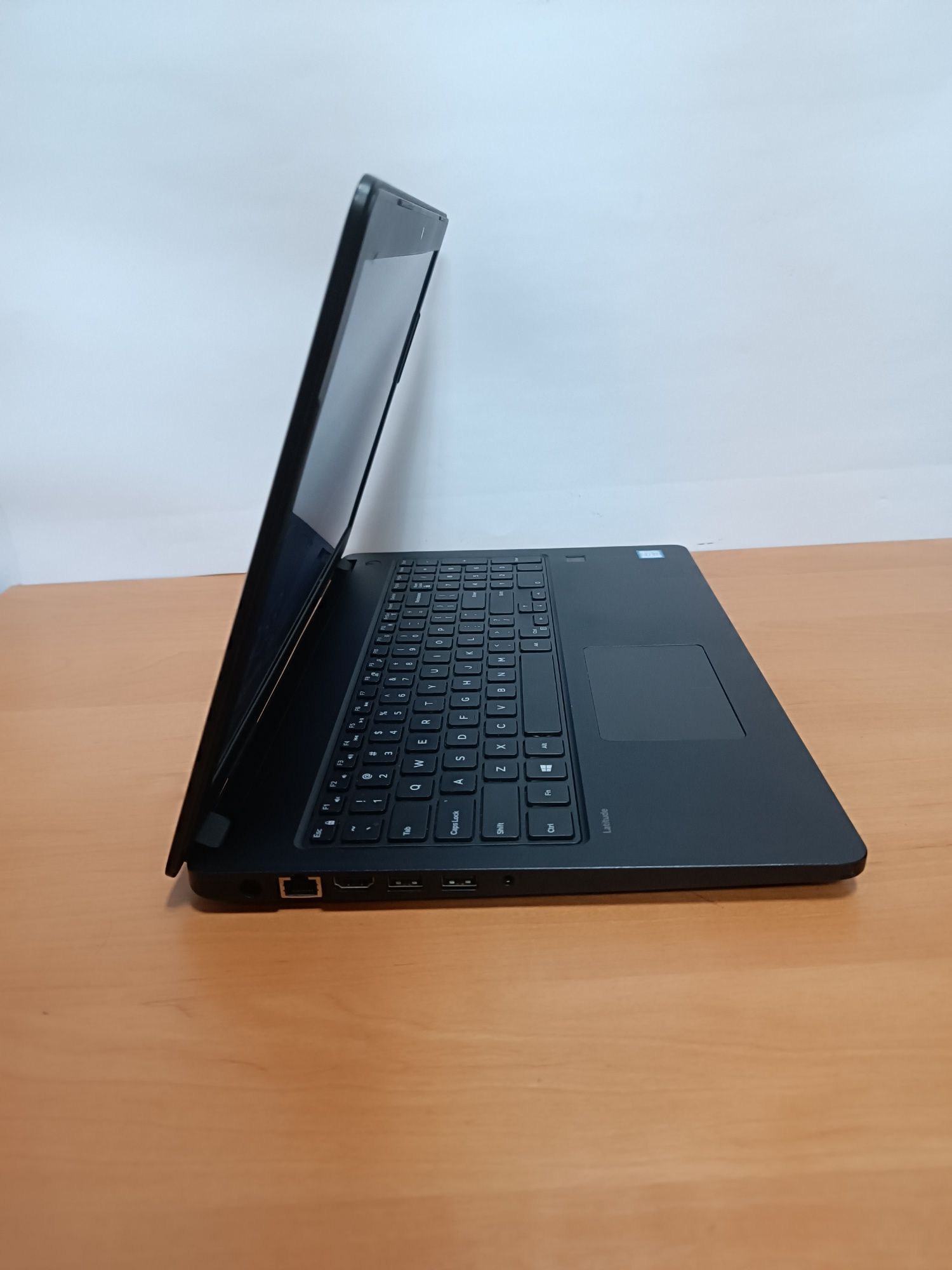 Ноутбук DELL i7 7500 3.5Ghz 8GB SSD 256GB Radeon R5 M330 FHD