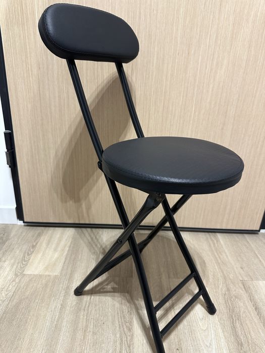Krzesło składane czarne z podparciem tapicerowane małe taboret