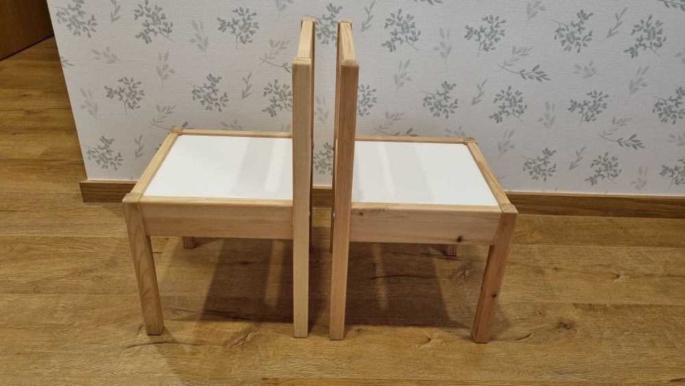 Mesa criança com cadeiras
