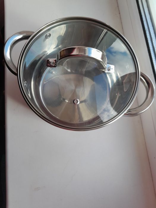 Продам кастрюлю 2.6 літра діаметром 18 см.