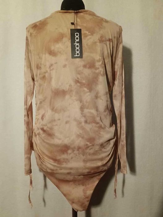 Body z długim rękawem i ściągaczami.
4XL/48 Boohoo