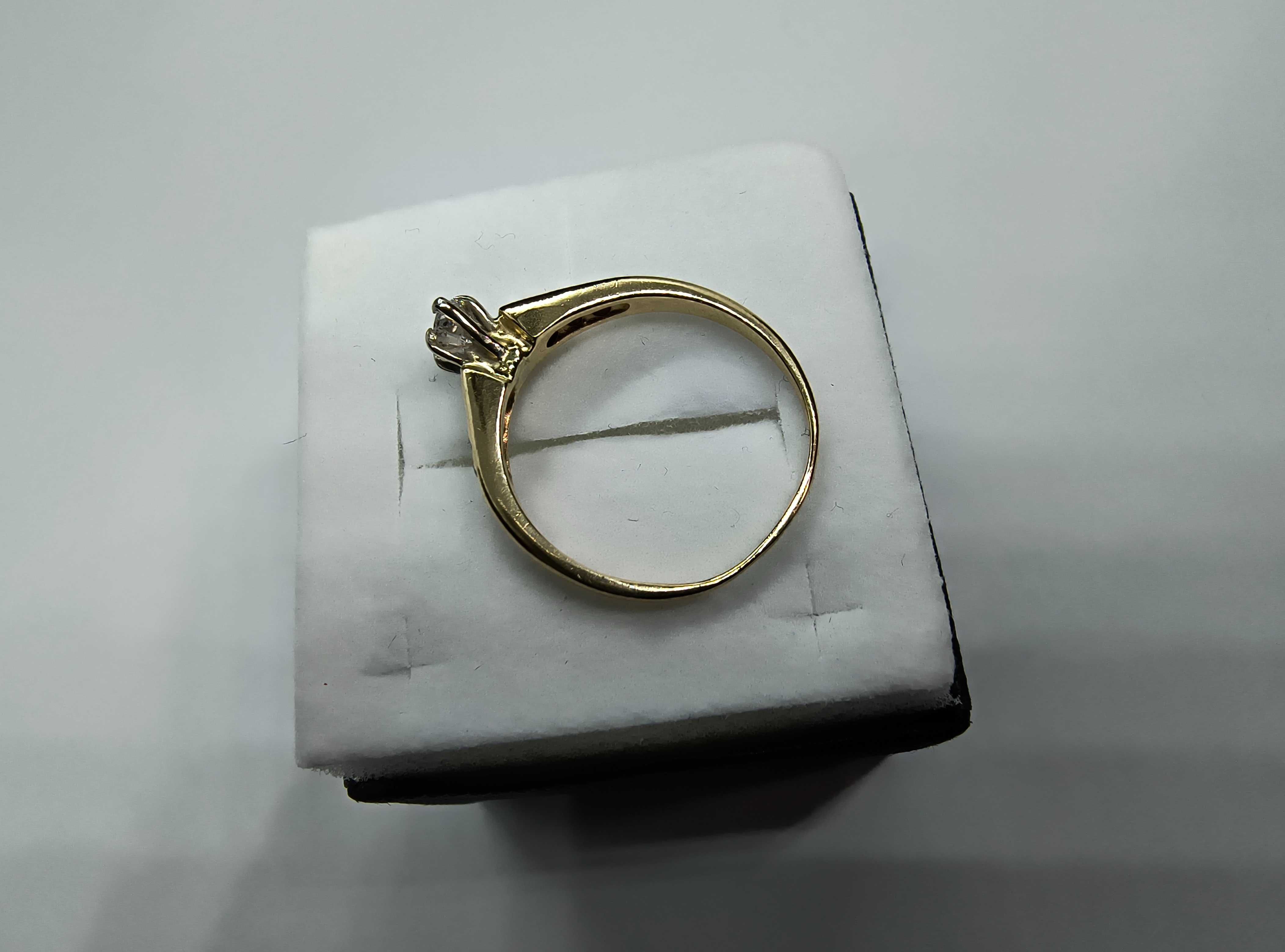 Złoty pierścionek z brylantami 0.36ct certyfikat