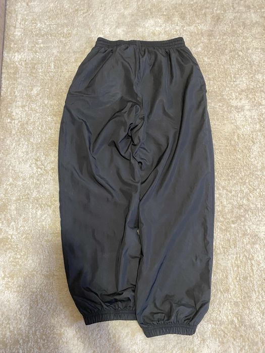 Чорні спортивні нейлонові штани від бренду Nike