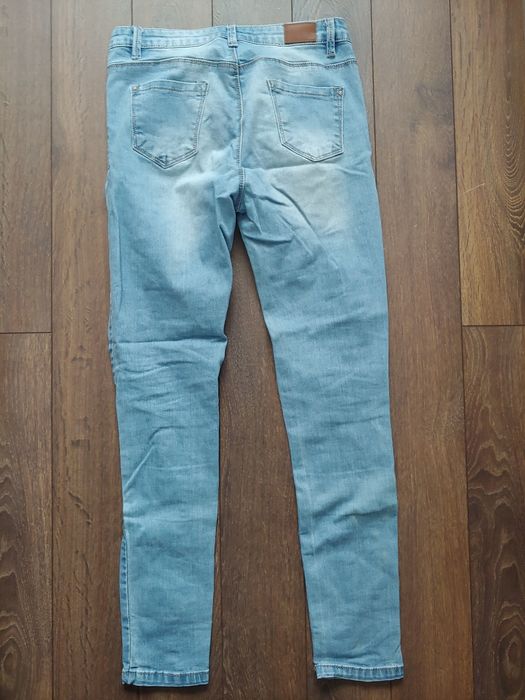 Jeansy z dziurami Megusto M