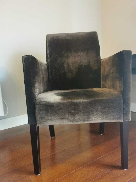 Cadeira castanha em veludo