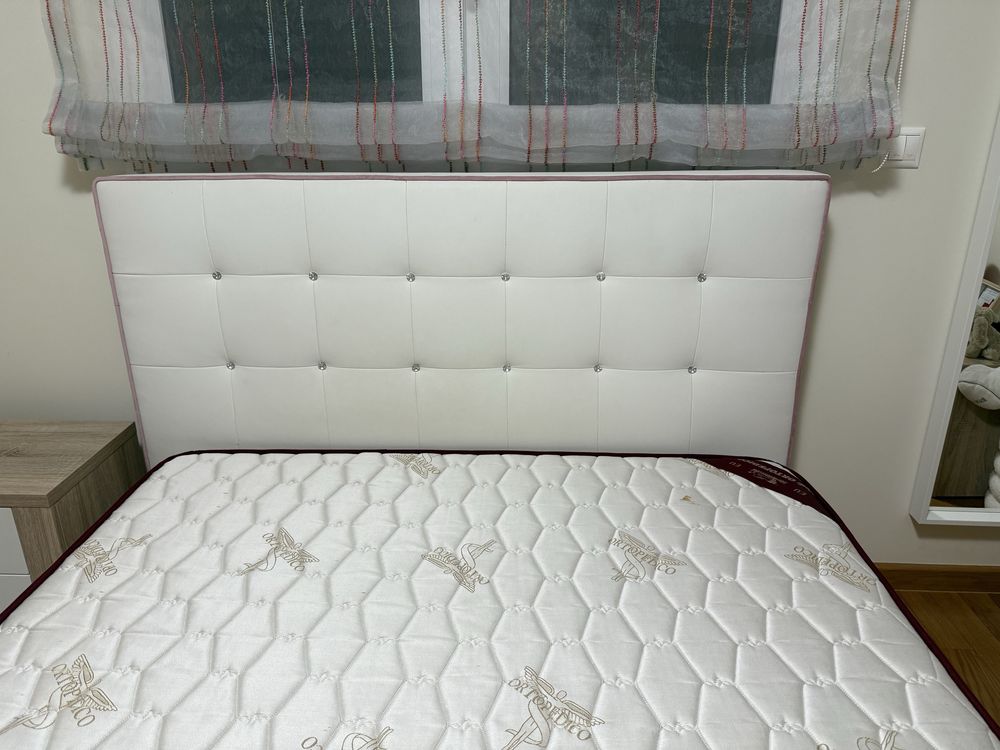 Sommier e colchao + mesa cabeceira