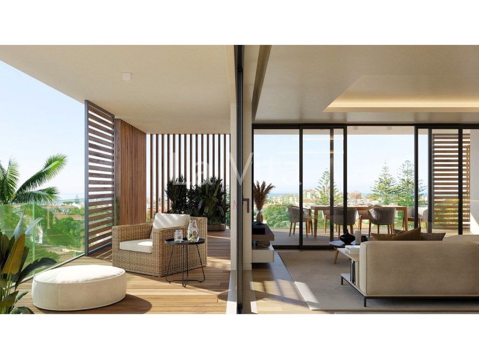 Apartamento T3 com 52 m2 de varandas, na Parede, Cascais.