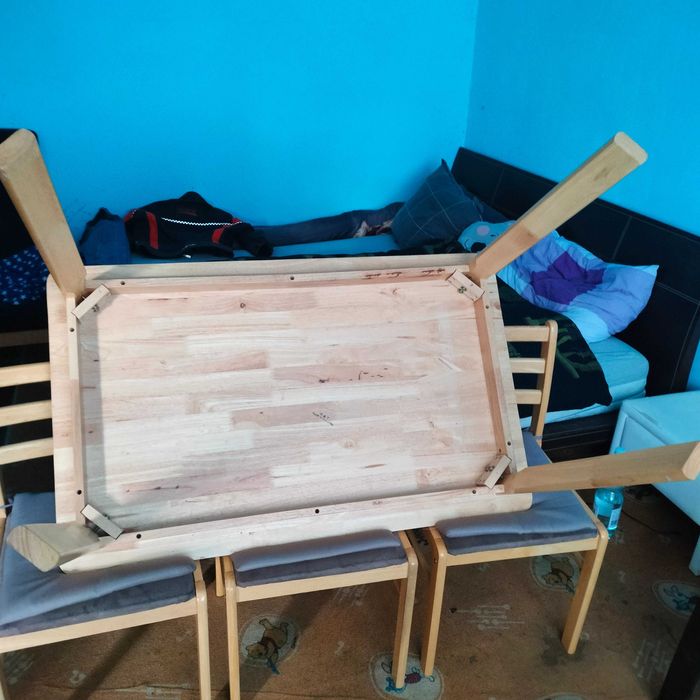 Stół z krzesłami!