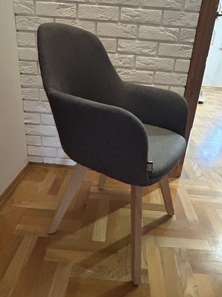 Krzesło szare , drewniane nogi