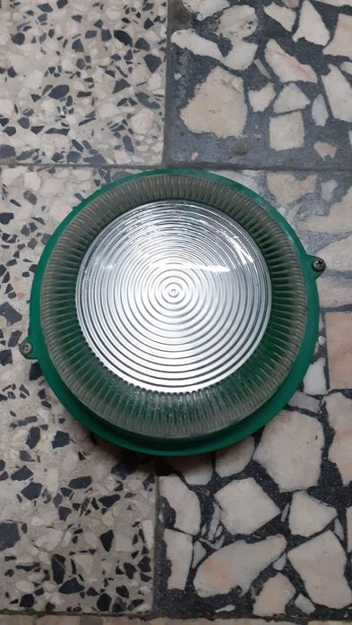 Candeeiros foco um branco e um verde