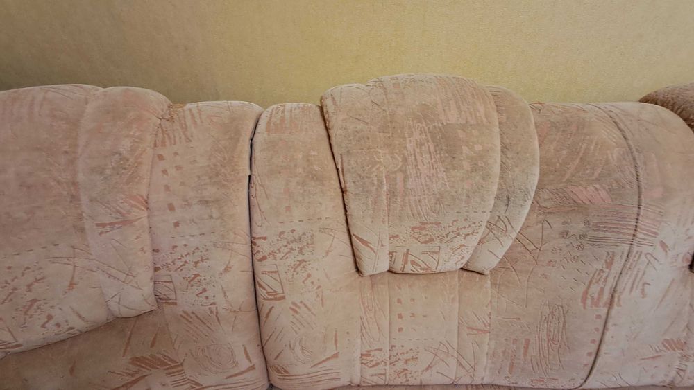 Диван дерев'яний і супер зручний для сидіння