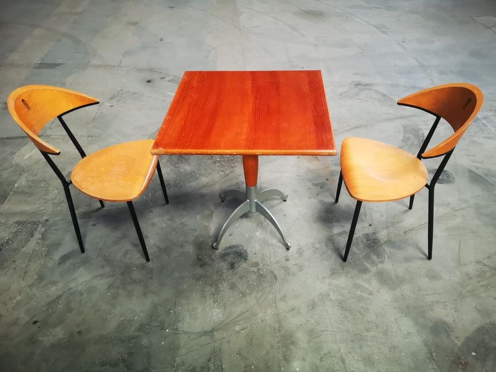 Vende se mesa com cadeiras