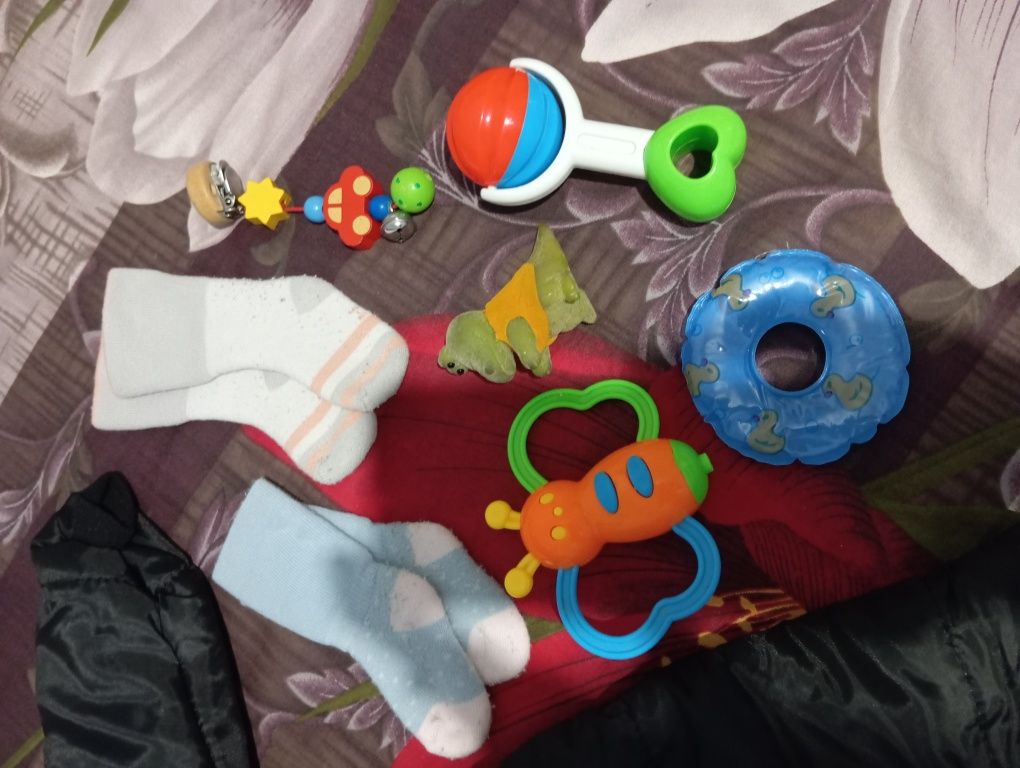 Речі для новонароджених і брязкальця.