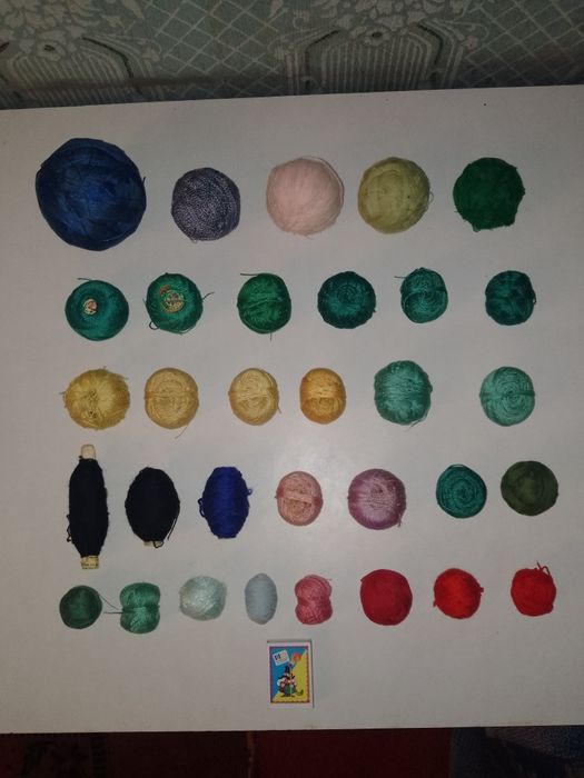 Продаються нитки.